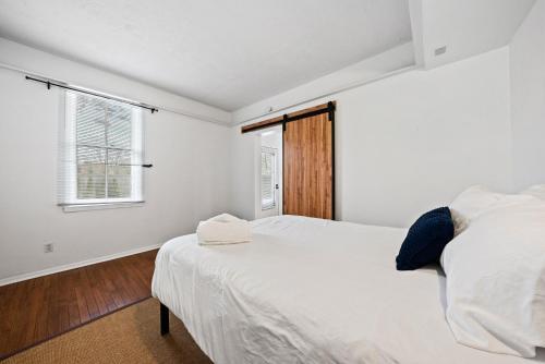 Stylish Charming 3 Br Duplex With Private Yard 648