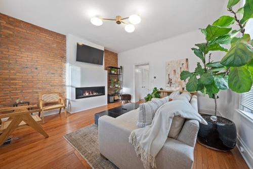 Stylish Charming 3 Br Duplex With Private Yard 648