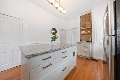 Stylish Charming 3 Br Duplex With Private Yard 648