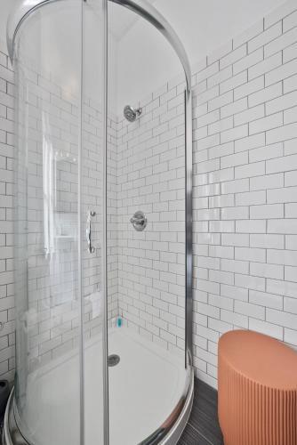 Stylish Charming 3 Br Duplex With Private Yard 648