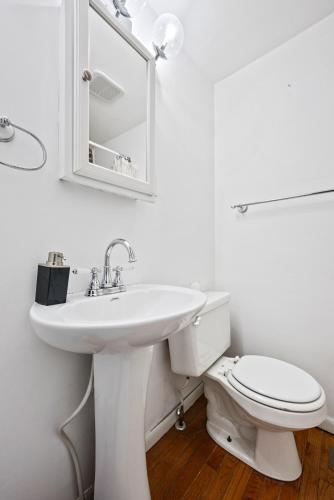 Stylish Charming 3 Br Duplex With Private Yard 648
