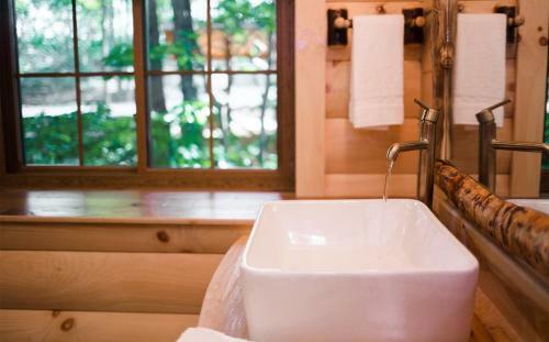 Skyview Treehouse B By Amish Country Lodging