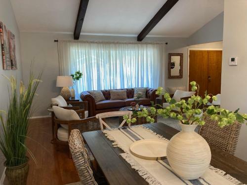 Villa Spacious Residence With Indoor Fireplace And A Large Backyard