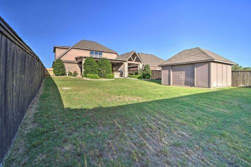 Spacious Broken Arrow Retreat Yard And Grill!
