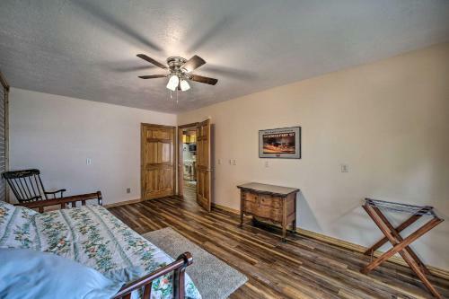 Apartamento Sunset Cove Lakefront Escape With Deck And Yard