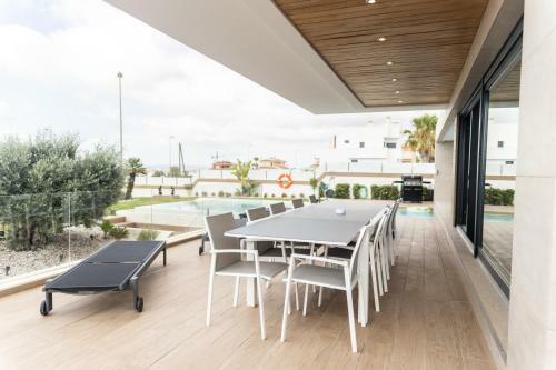 Gorgeous Newly Built Villa With 5 Bedrooms Pool
