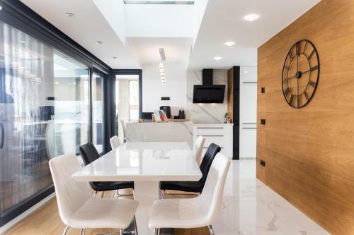 Gorgeous Newly Built Villa With 5 Bedrooms Pool