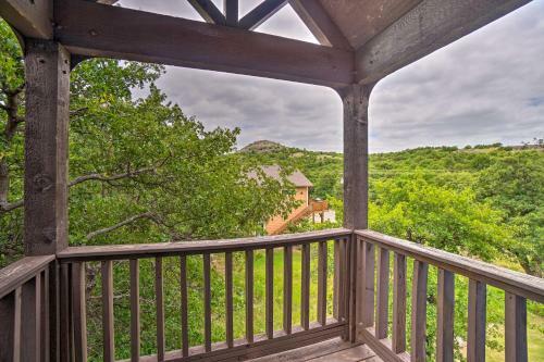 Sky Kabin With Game Room, Half Mi To Downtown!