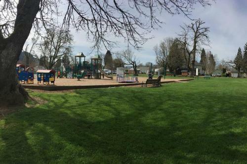 Cheerful 3 Bedroom On A Park 10 Miles From Eugene