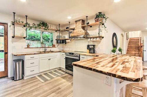 Idyllic Eugene Retreat With Hot Tub And Fire Pit!