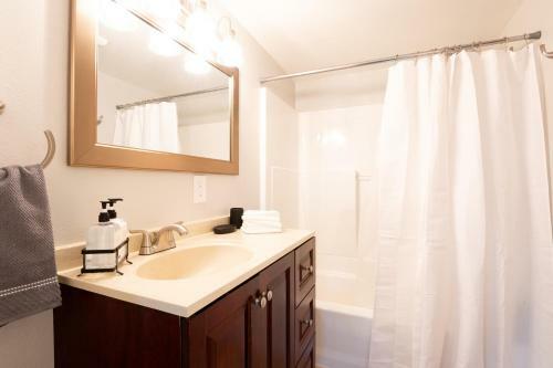 Newly Updated Cute Bungalow Eugene Home