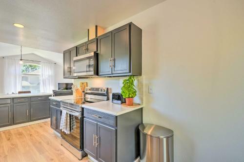 Centrally Located, Sun-lit Grants Pass Apt!