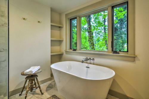 Peaceful And Elegant Cottage With Riverside View