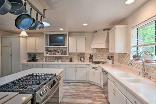 Stunning Medford Escape With Panoramic Views!