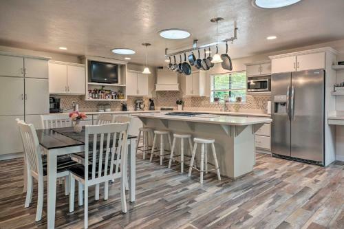 Stunning Medford Escape With Panoramic Views!