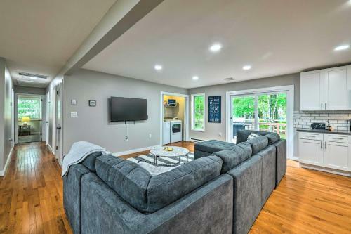 Family-friendly Retreat With Deck, Walk To Lake