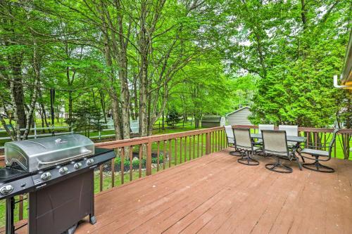 Family-friendly Retreat With Deck, Walk To Lake