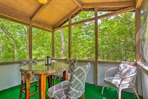 Pocono Mountains Retreat With Deck And Fire Pit!