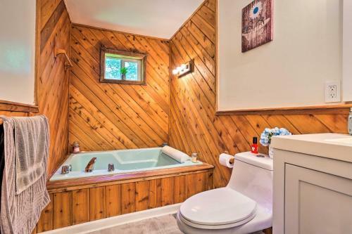 Pocono Mountains Retreat With Deck And Fire Pit!