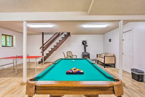 Pocono Mountains Retreat With Deck And Fire Pit!