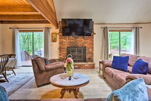Pocono Mountains Retreat With Deck And Fire Pit!