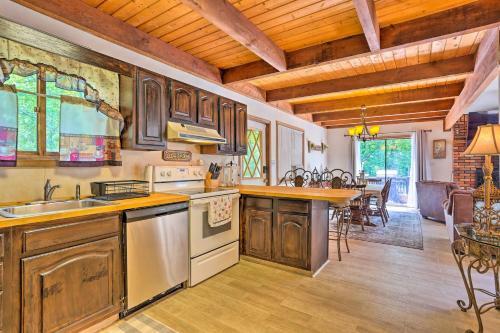 Pocono Mountains Retreat With Deck And Fire Pit!