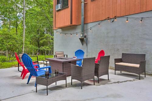 Pocono Mountains Retreat With Deck And Fire Pit!