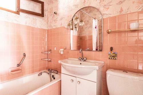 Charming Holiday House - Near The Beach