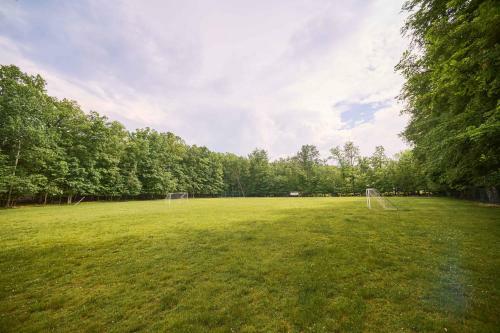 Spacious Renovated 5bd Mansion W/ Jacuzzi/sauna/pool Table