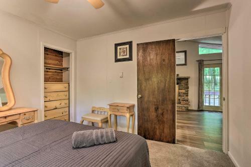 Big Bass Lake Cozy Ranch Cabin With Fire Pit!