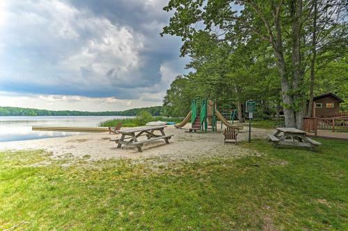 Big Bass Lake Cozy Ranch Cabin With Fire Pit!