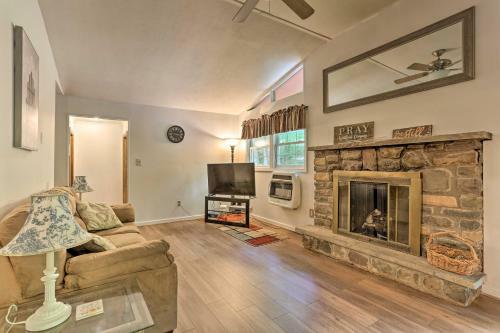 Big Bass Lake Cozy Ranch Cabin With Fire Pit!