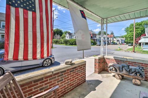 Dog-friendly Jim Thorpe Townhome With Fire Pit!