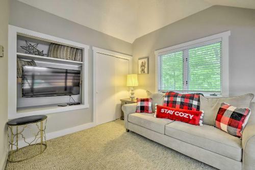 Lakefront Pocono Pines Paradise With Deck!
