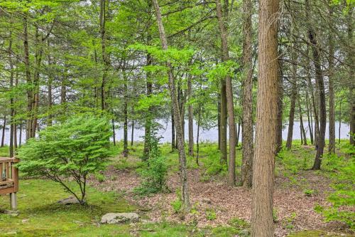 Lakefront Pocono Pines Paradise With Deck!
