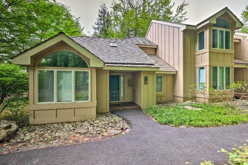 Lakefront Pocono Pines Paradise With Deck!