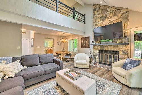 Lakefront Pocono Pines Paradise With Deck!