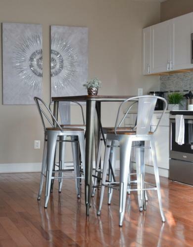 Beautiful 2 Bedroom 1 Bathroom Apartment With Patio And Deck