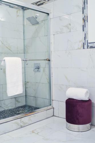 Beautiful 2 Bedroom 1 Bathroom Apartment With Patio And Deck