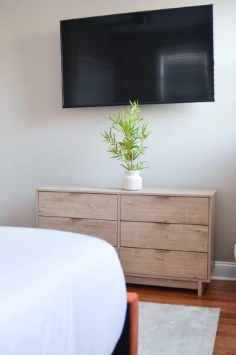 Beautiful 2 Bedroom 1 Bathroom Apartment With Patio And Deck