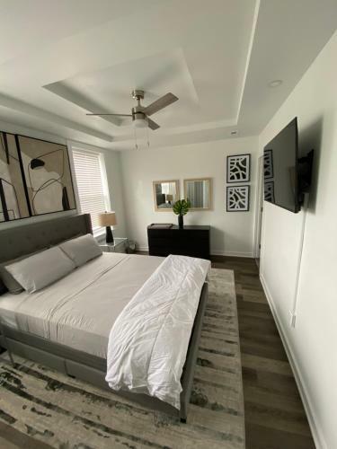 Modern 2-bedroom Apartment W/ Private Bathrooms + Kitchen