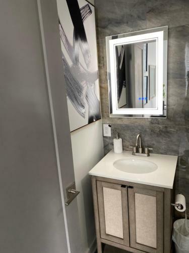 Modern 2-bedroom Apartment W/ Private Bathrooms + Kitchen