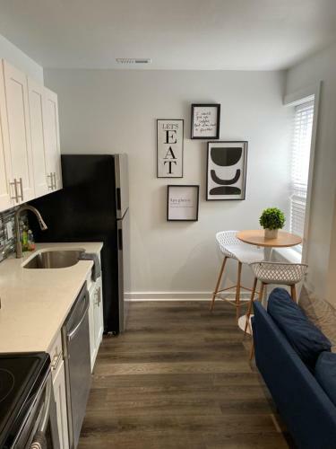 Modern 2-bedroom Apartment W/ Private Bathrooms + Kitchen