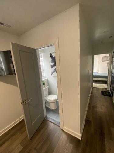 Modern 2-bedroom Apartment W/ Private Bathrooms + Kitchen