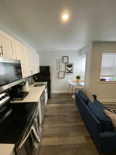 Modern 2-bedroom Apartment W/ Private Bathrooms + Kitchen
