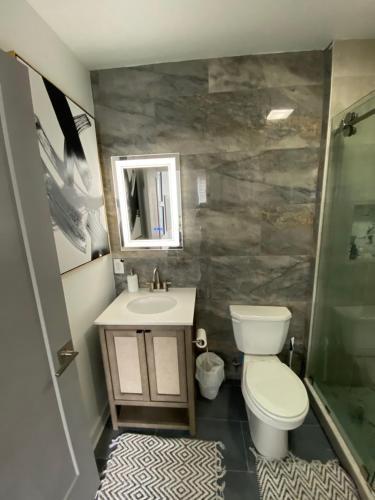 Modern 2-bedroom Apartment W/ Private Bathrooms + Kitchen