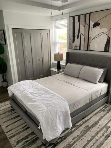 Modern 2-bedroom Apartment W/ Private Bathrooms + Kitchen