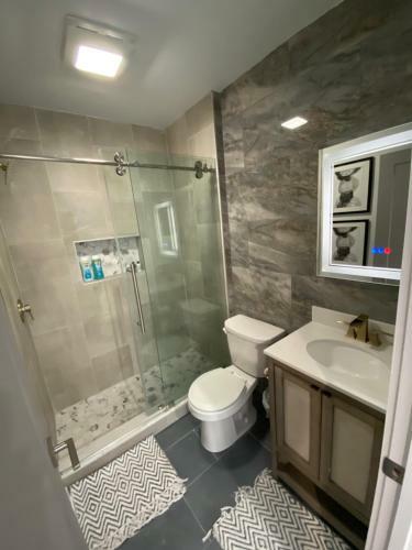 Modern 2-bedroom Apartment W/ Private Bathrooms + Kitchen