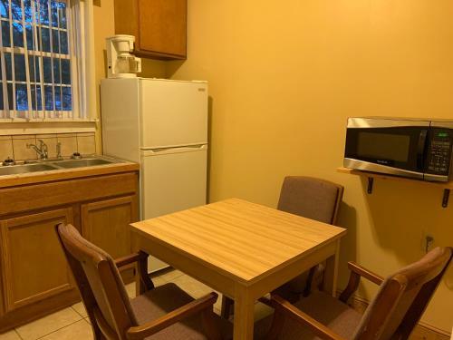 Motel Dewitt Rooms & Cottages