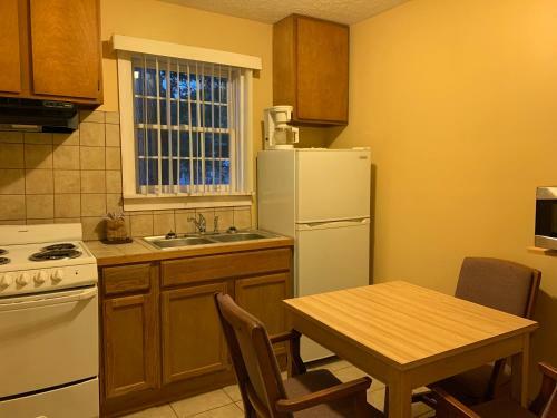 Motel Dewitt Rooms & Cottages